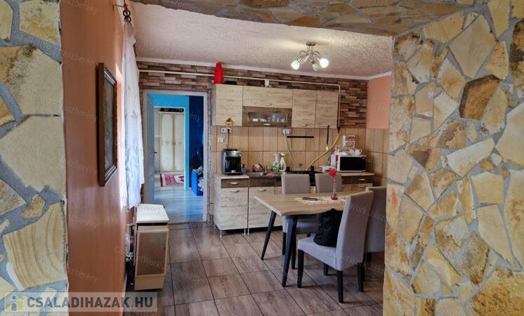 Tarnaörsön, 89 nm-es, felújított, 3 és fél szobás családi ház eladó                                 