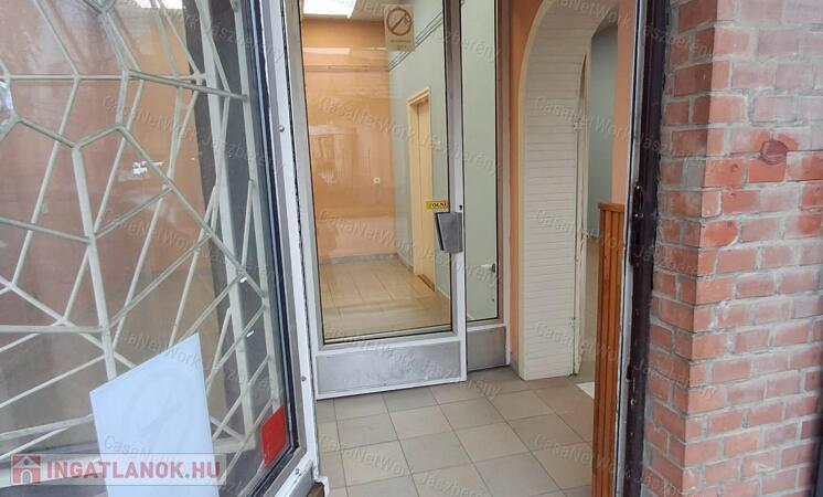 eladó belvárosi üzlethelyiség Jászárokszállás központjában.