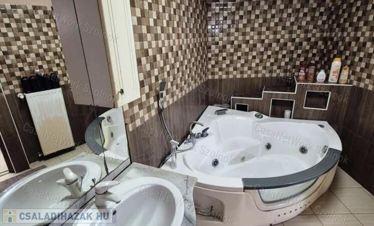 Szolnok belvárosi, 86 nm-es, 4 szobás családi ház várja új lakóit                                 