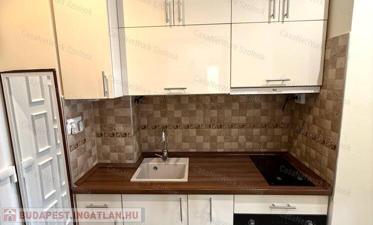 Szolnokon, belvárosi felújított, 1.emeleti, 31nm-es lakás kiadó!                                 