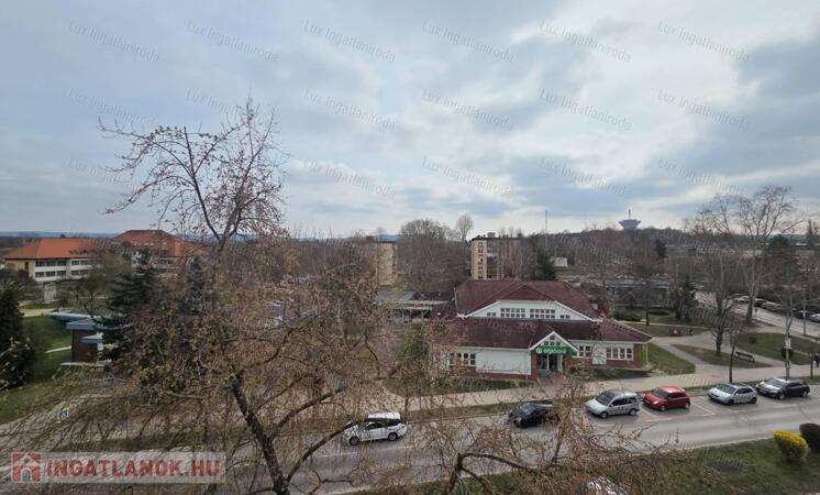 Eladó 53 m²-es, 2 szobás, 4. emeleti lakás nagy erkéllyel Oroszlányban!