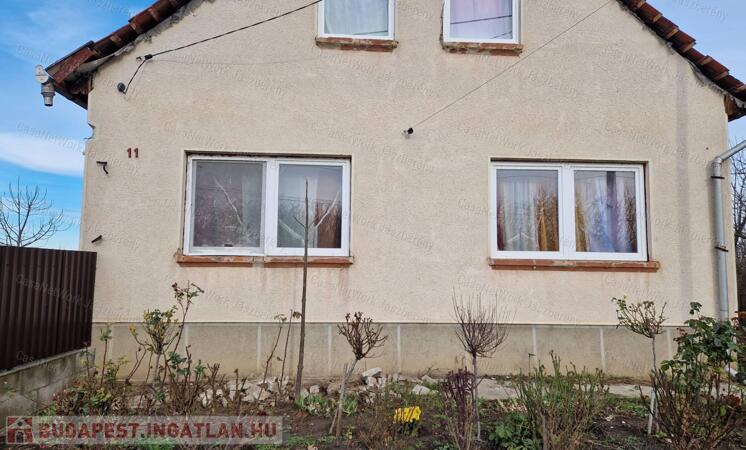 Jászjákóhalmán két szintes, 133 nm-es, 6 szobás, felújítandó ház eladó                                 