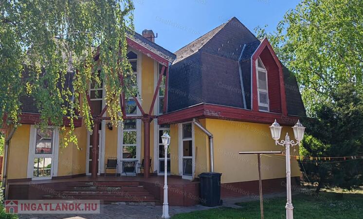 Különleges csaldi ház eladó Kengyelen!