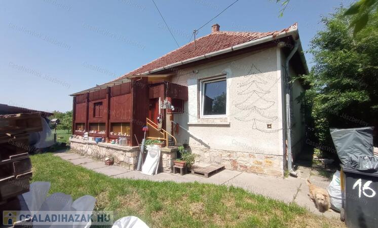 Újszászon eladó egy 104 nm-es 2 szobás részben felújított családi ház                                 