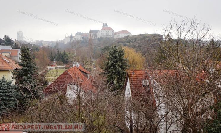 Elvehetetlen várpanoráma  - Eladó családi ház Veszprémben                                 