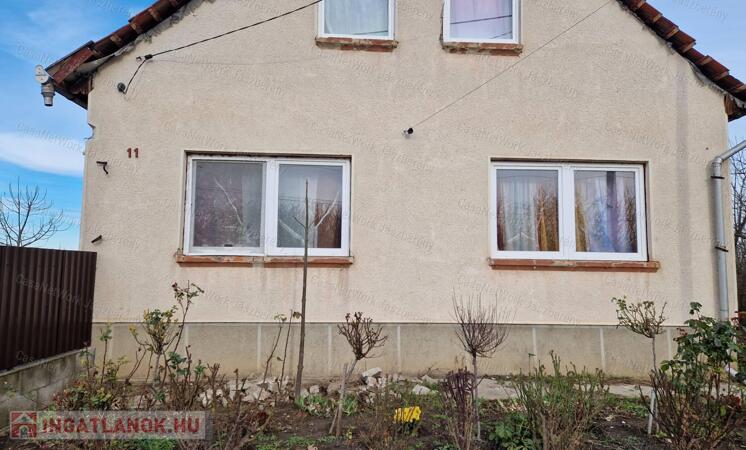 Jászjákóhalmán két szintes, 133 nm-es, 6 szobás, felújítandó ház eladó