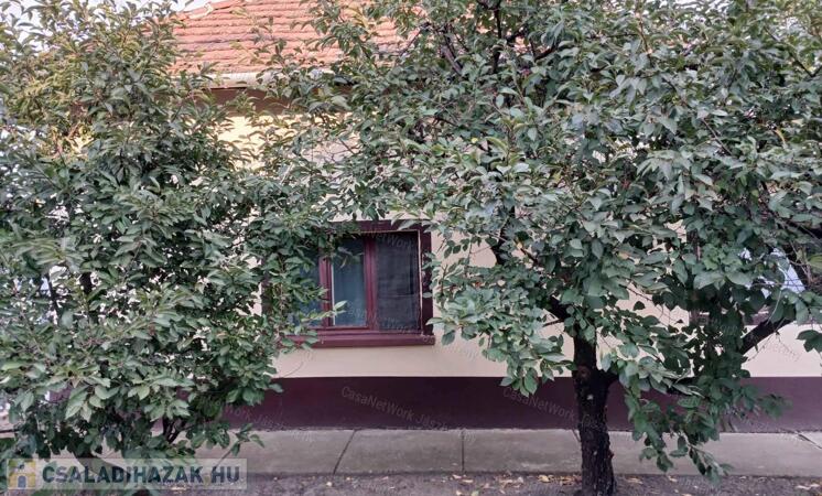 Kisújszálláson 2 szobás, jó állapotban lévő családi ház eladó                                 