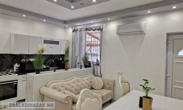 Jászapátin, 74 nm-es, 2 szobás családi ház, különálló kisházzal eladó                                 