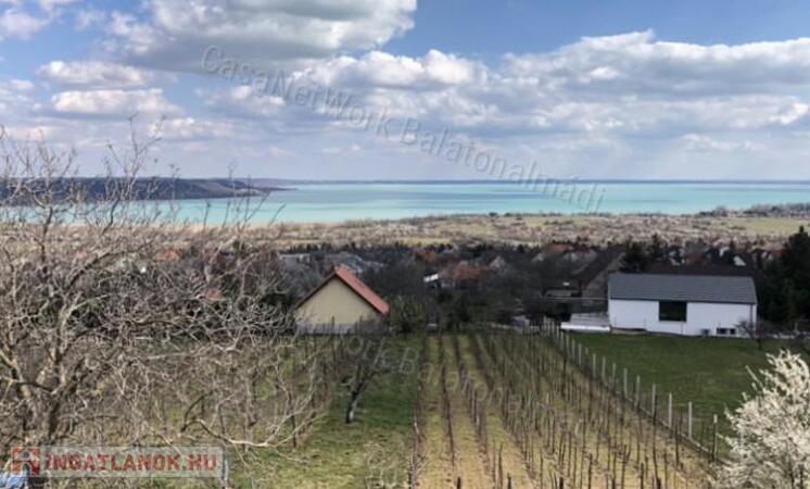Eladó nyaraló lélegzetelállító panorámával Balatonalmádiban!