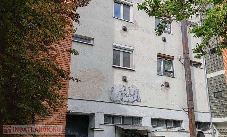 Eladó 1.emeleti felújított lakás Szolnok abszolút belvárosában!