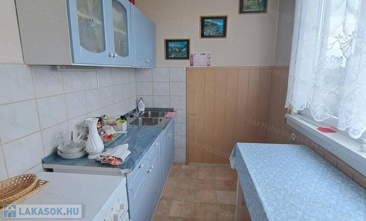 Oroszlányban, a tóparton eladó 62nm-es 3 szobás, hallos, erkélyes lakás!                                 