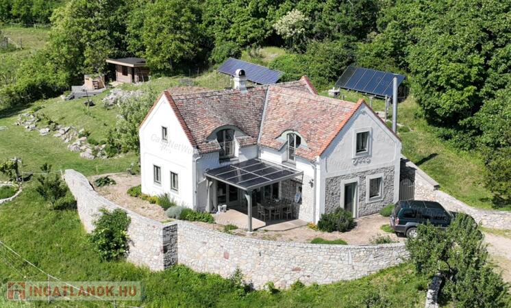 2,4 ha öko-birtok a Balaton-felvidéki Nemzeti Park tetején