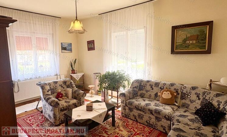 Újszász központjában eladó családi ház!                                 