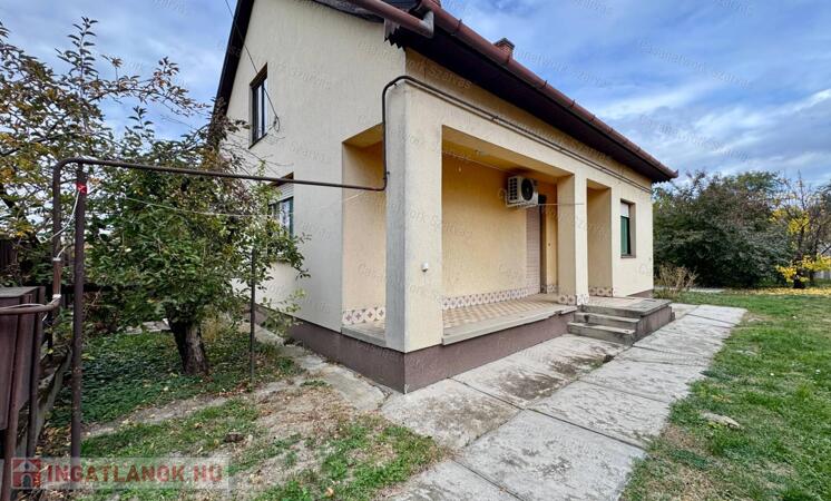 Gyomaendrődön 3 szobás, téglaépítésű családi ház garázzsal eladó