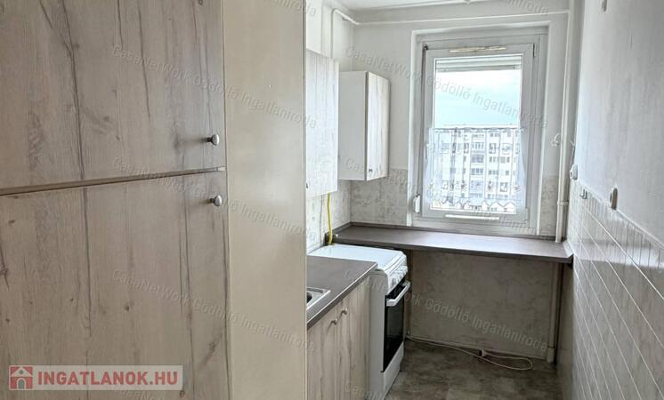 Jó állapotú panel lakás kiváló helyen