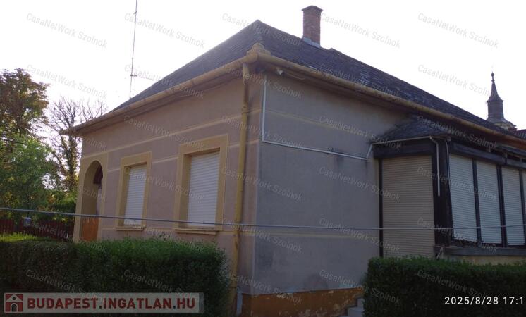 Tiszapüspökiben eladó a  központban kertes családi ház!                                 