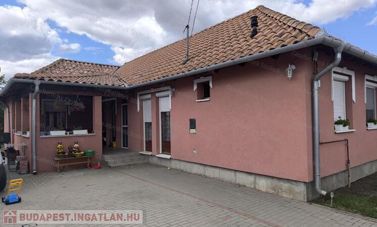 Két generációs családi ház Szolnok belvárosában eladó!                                 