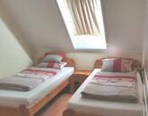 Dinnyelaposi-üdülősoron kétszintes, téglaépítésű, jó állapotú nyaraló