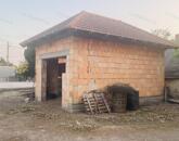 Szőnyben, a főúton 1059 m²-es telek befejezésre váró házikóval eladó!