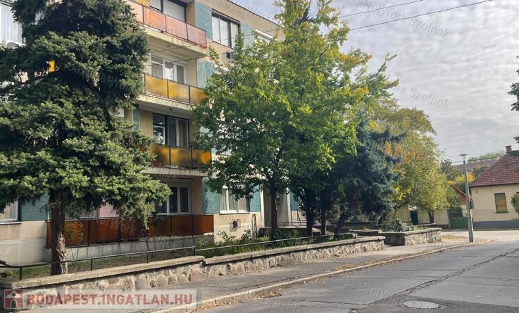 Eladó szolnokon a Meder utcában egy 77 m2-es 2+1 szobás lakás.                                 
