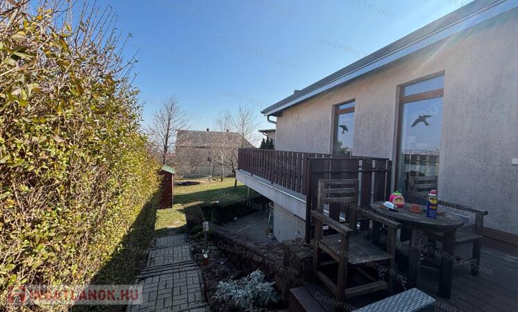 BALATONALMÁDI LAKÁS