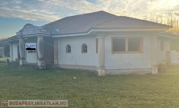 Eladó szerkezetkész ház hatalmas telekkel a Bakonyban                                 