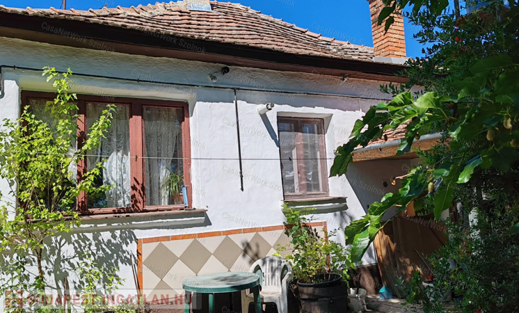 Újszászon kétszobás családi ház eladó!                                 