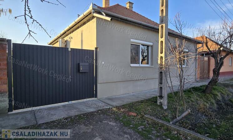 Cegléd Újvárosi részén családi ház eladó!                                 