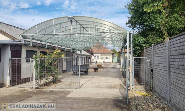 Cegléden, tégla építésű családi ház, szerelőcsarnokkal ELADÓ!                                 