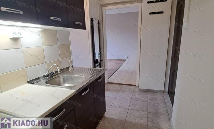 Kiadó igényes, 35 m²-es lakás Oroszlány központi részén!                                 