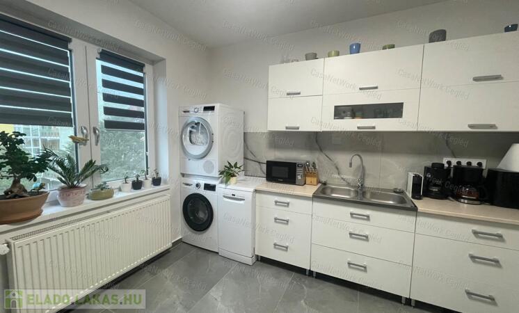 5+1 szobás, nagy teraszos, belső kétszintes, felújított lakás eladó!                                 