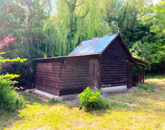 Vadregényes, utca végi madárcsicsergős faház