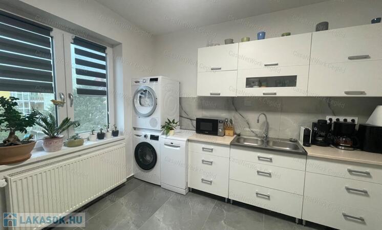 5+1 szobás, nagy teraszos, belső kétszintes, felújított lakás eladó!                                 