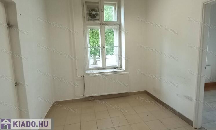 Szolnokon kiadó egy 130 nm-es üzlethelyiség a vasúthoz közel                                 