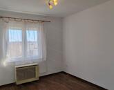 Szolnokon belvárosi, felújított kétszobás lakás kiadó!