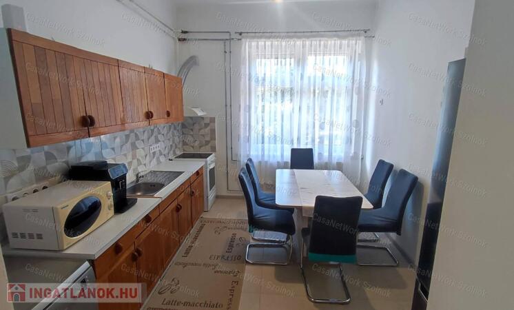 Eladó kertkapcsolatos, 3 szobás téglalakás Szolnokon!