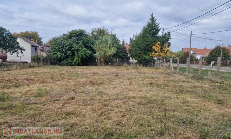 Eladó belterületi építési telek Törtelen, főút mellett – 571 m²