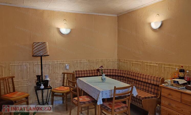 Szolnokon háromszobás családi ház eladó!