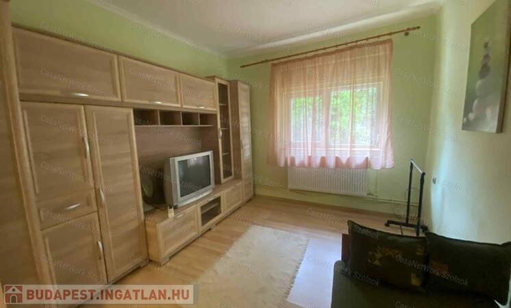 Szolnokon a Thököly úton 2 szobás családi ház 3 db  garázzsal eladó!                                 