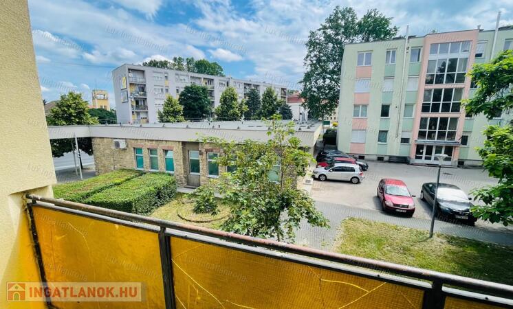 Eladó egy szigetelt 54 m²-es lakás Komárom közkedvelt részén!