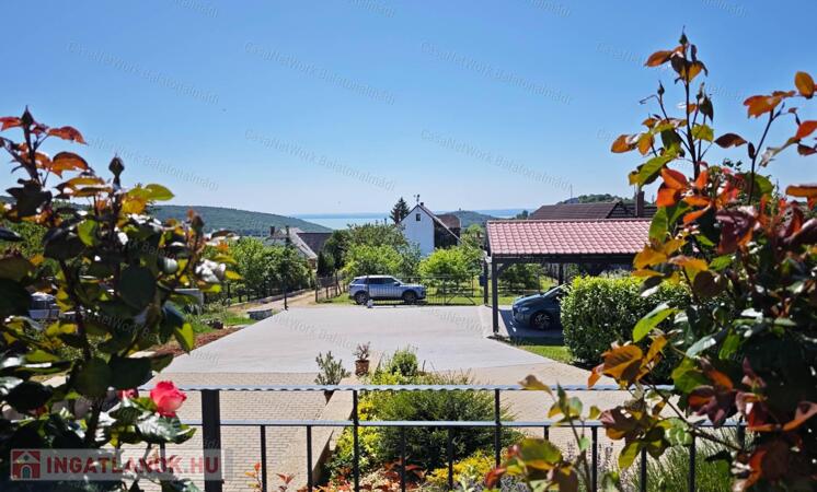 Balatoni panorámás korszerű családi ház eladó Felsőörsön
