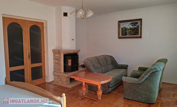 Eladó kétszintes családi ház külön lakrésszel Szolnok-Szandaszőlősön!