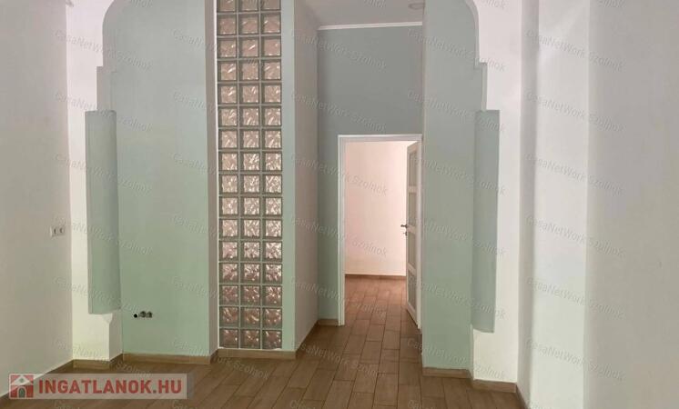 Szolnokon a Szapáry úton üzlethelyiség kiadó