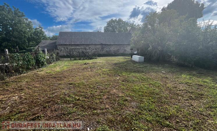 Eladó telek épülettel Nemesgulácson!                                 