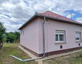 Eladó Martfűn egy 55m2-es központhoz közeli családi ház.