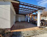 Eladó üzlethelyiség, garázzsal, lakóházzal Szandaszőlősön