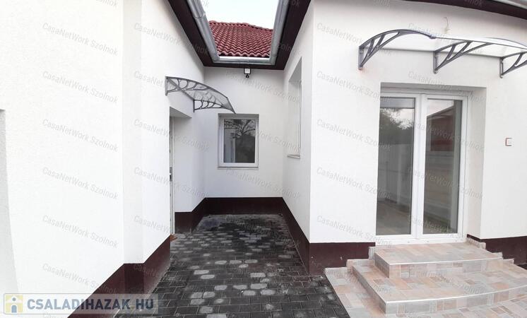 Szolnokon felújított családi ház eladó!                                 