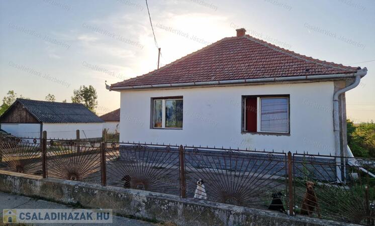 Erken 89,5 nm-es, felújított, 2 szobás családi ház eladó!                                 