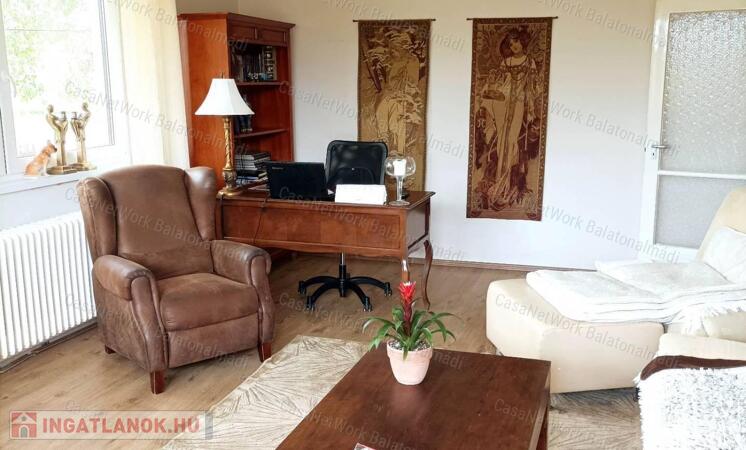 Eladó kertkapcsolatos földszinti lakás Alsóörsön!