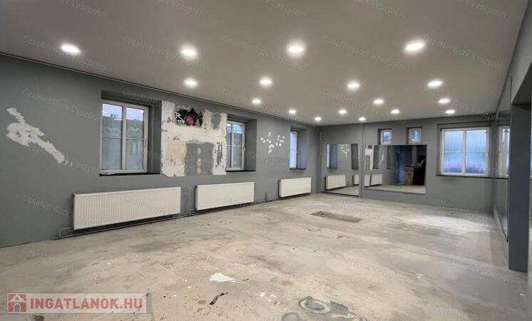 Kiváló lokáció! Utcafrontos üzlethelyiség eladó Várpalotán